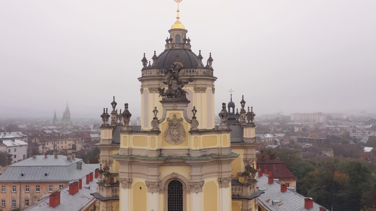 Vista aérea de uma igreja histórica em uma cidade com neblina