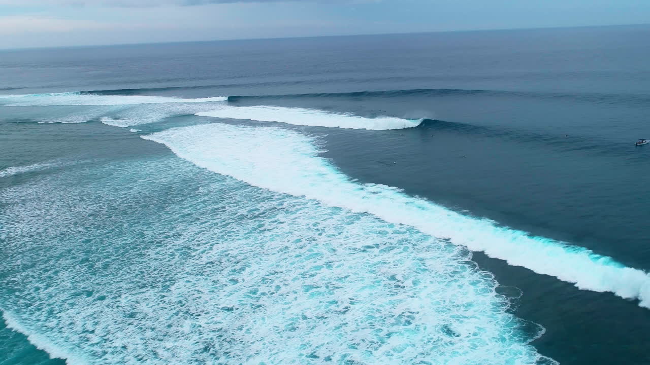 클라우드 브레이크 피지 (cloudbreak fiji) 에서 세트 파도가 깨지고 배럴링하는 공중 전망을 구축합니다.