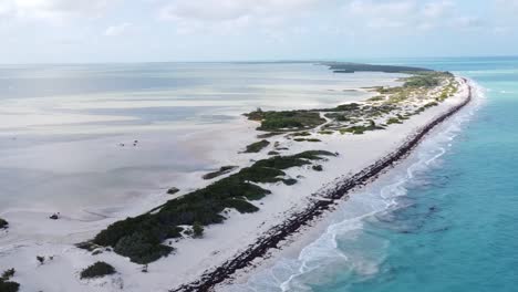 Vista-Aérea-De-Las-Paradisíacas-Arenas-Blancas-De-La-Playa-De-Isla-Blanca-Y-El-Azul-Del-Mar-Caribe-En-Cancún,-México.