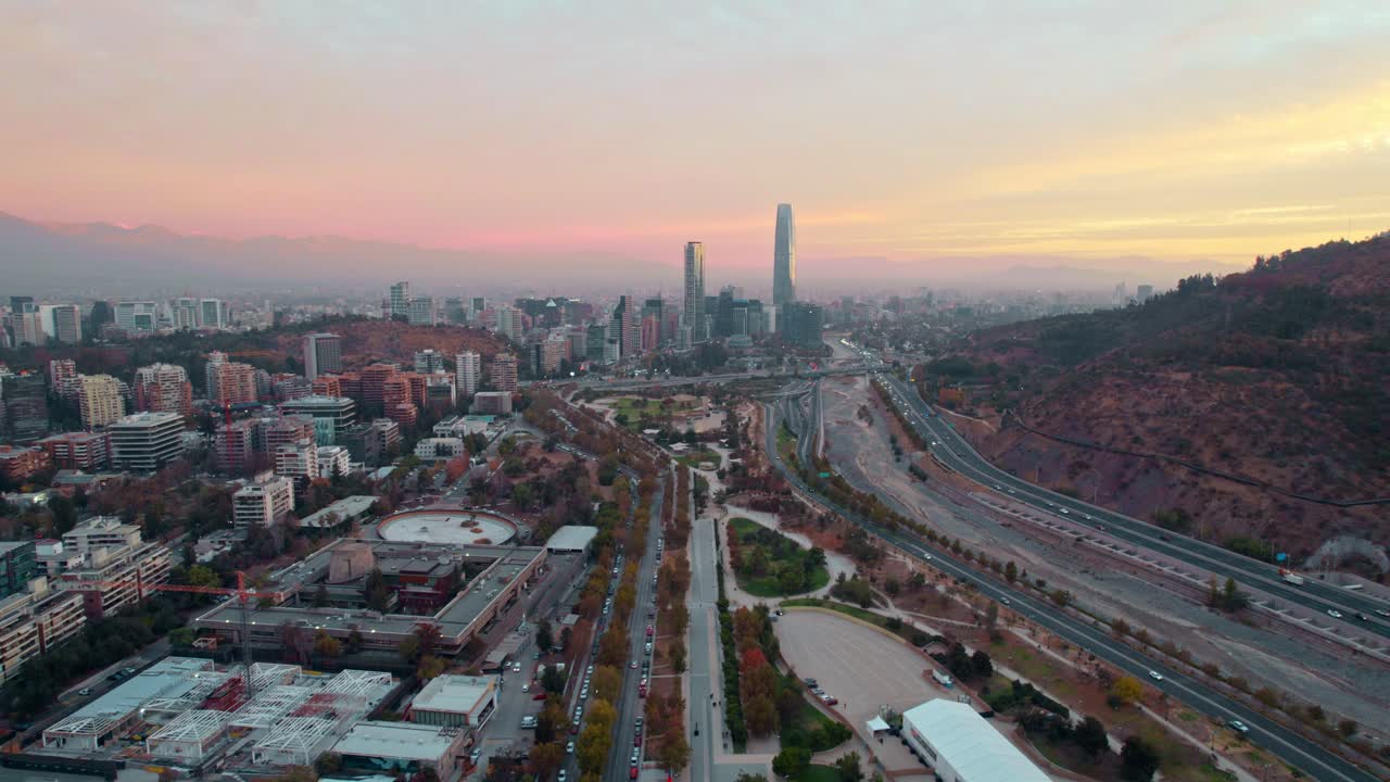 Ripresa panoramica con drone dello skyline di Santiago dal Parco del Bicentenario, tramonto in Cile