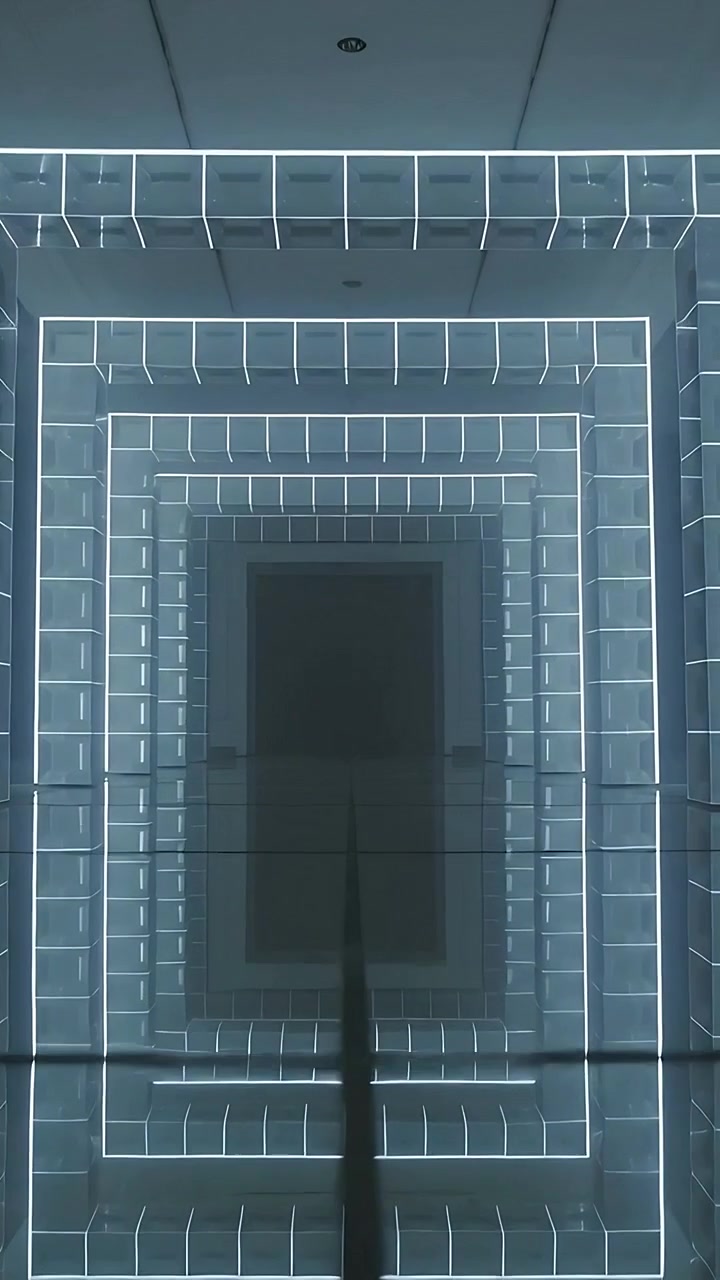 Vídeo vertical: Câmera com movimento dolly avançando e revelando um vazio central em um hotel, com iluminação LED