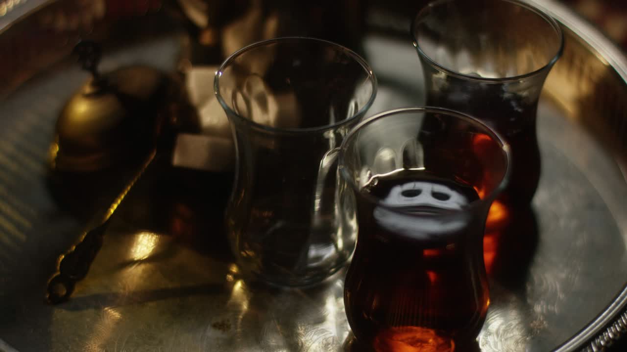 té al vapor en el entorno oriental vibrando ligeramente