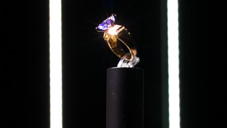 anillo de oro en una pantalla giratoria