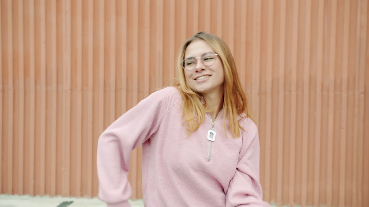 mujer feliz bailando al aire libre