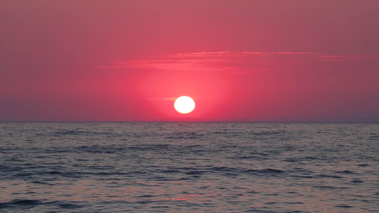 태양이 지평선 위로 아주 낮아지는 붉은 황금시간대