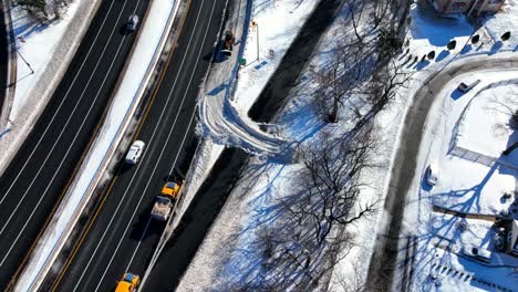 雪暴雨之後高速公路的空中景色