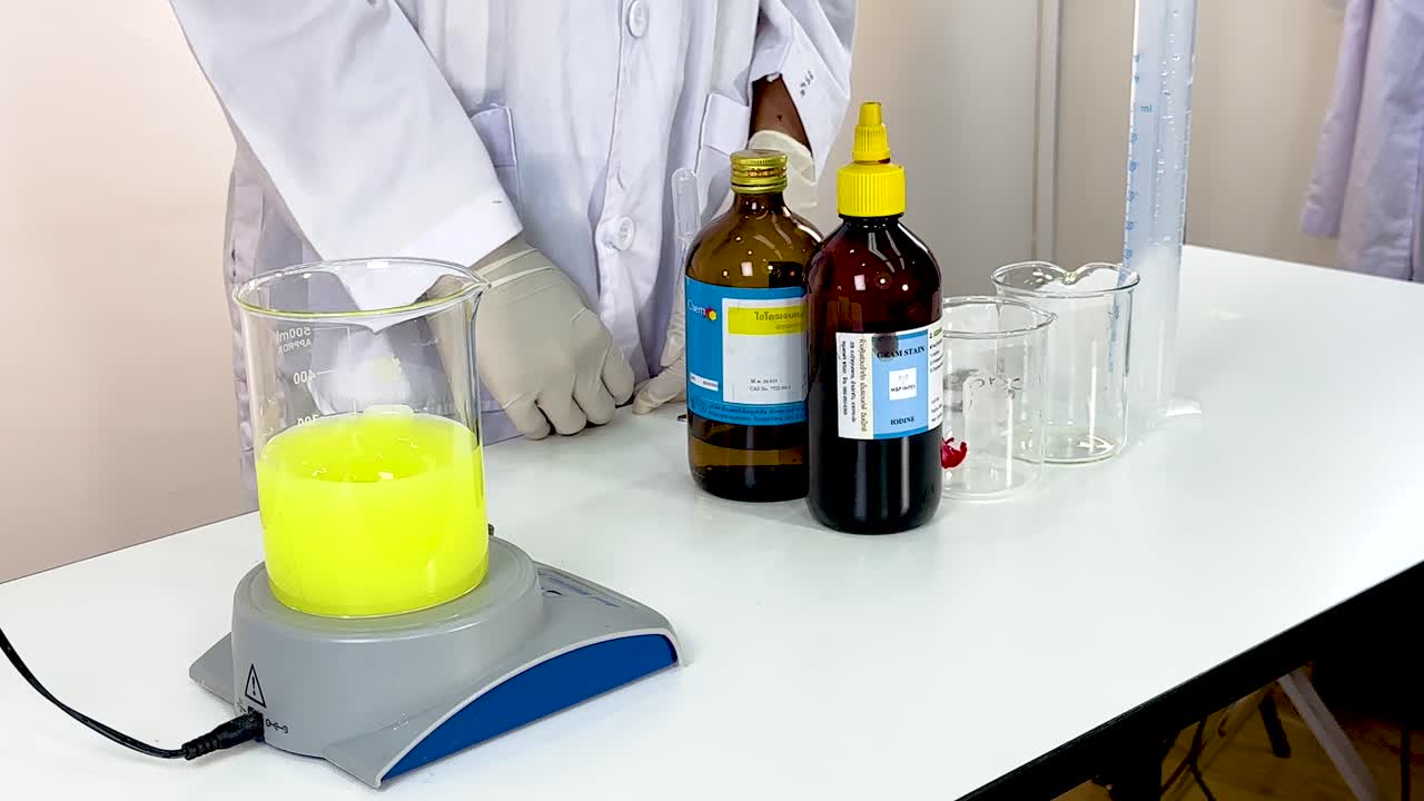 demostración de reacción química con cambio de color