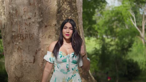 Una-Latina-Caminando-En-Un-Parque-Con-Un-Vestido-Corto-Y-Cabello-Largo-Y-Suelto