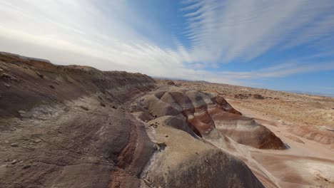 Factory-Butte-FPV-Drone-Sobrevuelo-En-Las-Colinas-Y-Cañones