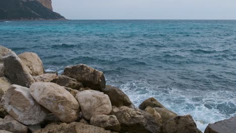 Toma-A-Cámara-Lenta-Del-Mar-En-Cassis,-Francia