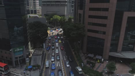 tráfico callejero en la ciudad de singapur
