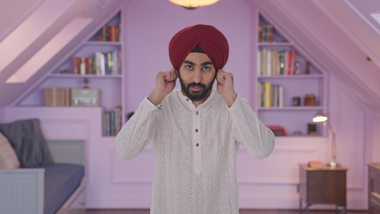 Uomo sikh indiano colpevole che si scusa e si pente