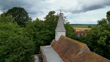 una toma de arco de la torre de la iglesia de todos los santos en west stourmouth