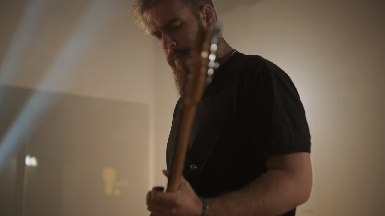 actuación en vivo de la banda con cantante, bajista, pianista, baterista y guitarrista