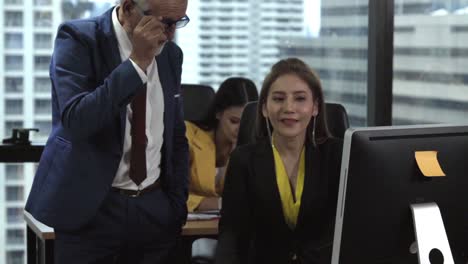 el gerente sénior da consejos a la joven trabajadora.