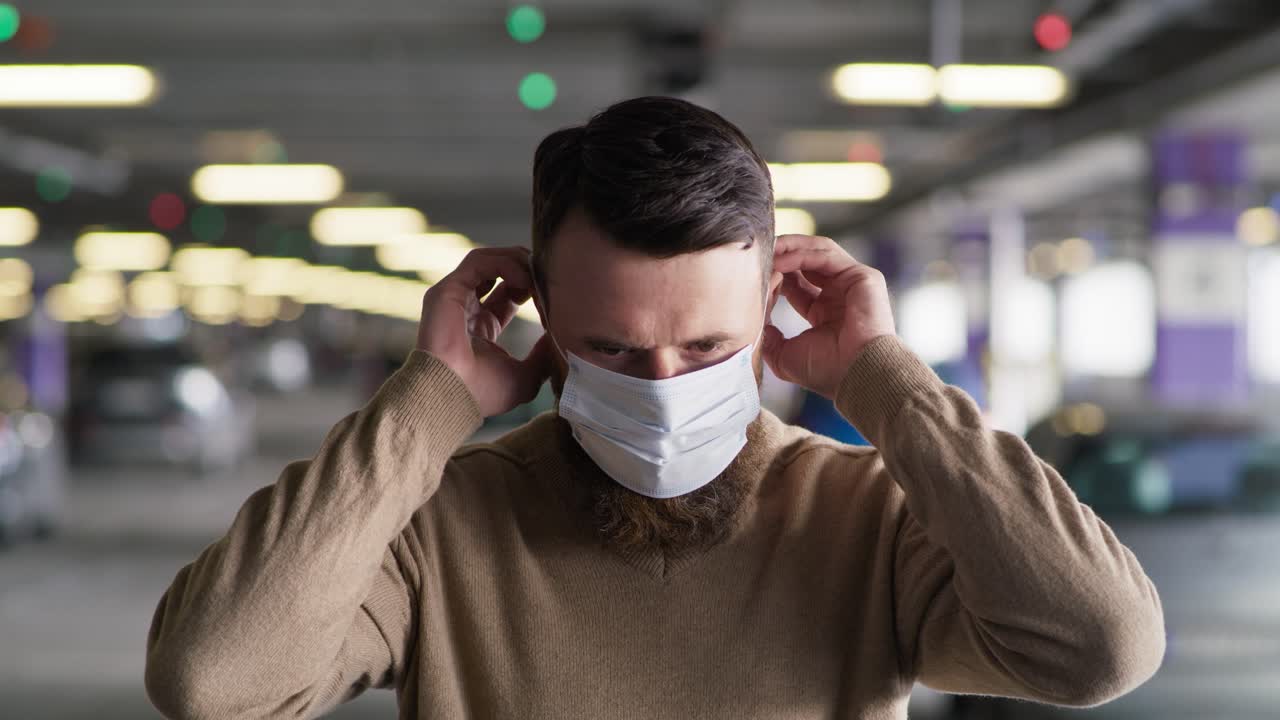 보호 얼굴 마스크를 착용하는 휴대용 비디오 남자