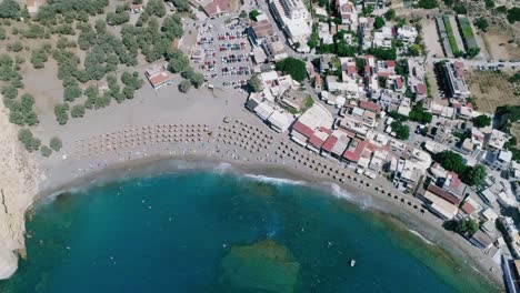 hermosa vista desde un dron volando sobre la playa y la bahía en matala creta grecia