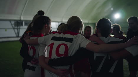 un equipo de fútbol femenino se agrupan antes de un juego