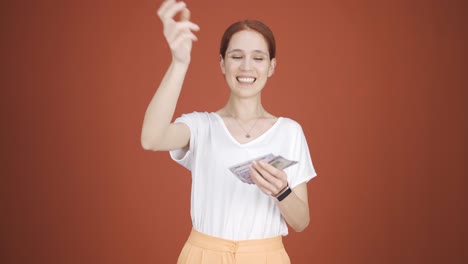 mujer distribuyendo billetes y lanzándolos al aire.
