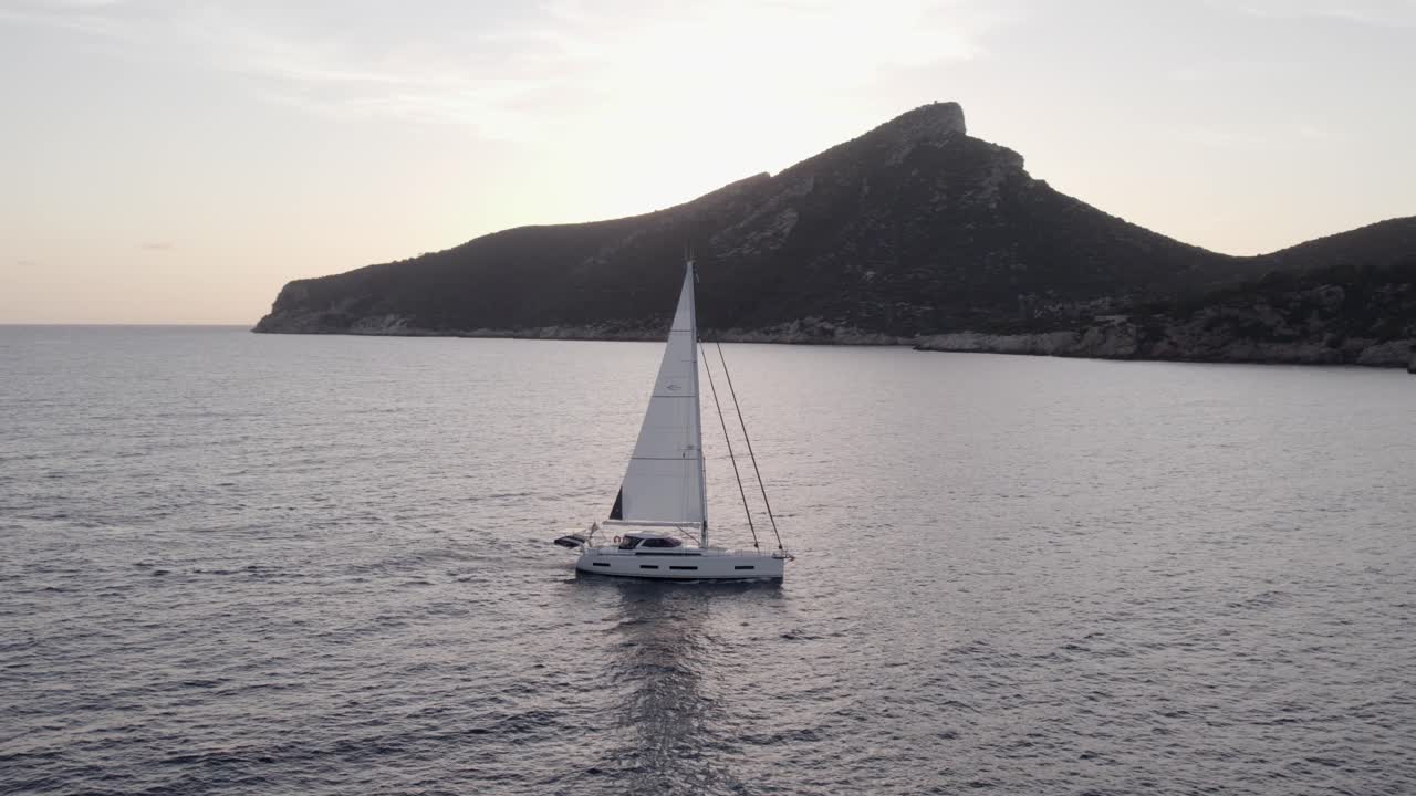 Yacht a vela vicino all'isola al tramonto, Dragonera, Maiorca, Spagna