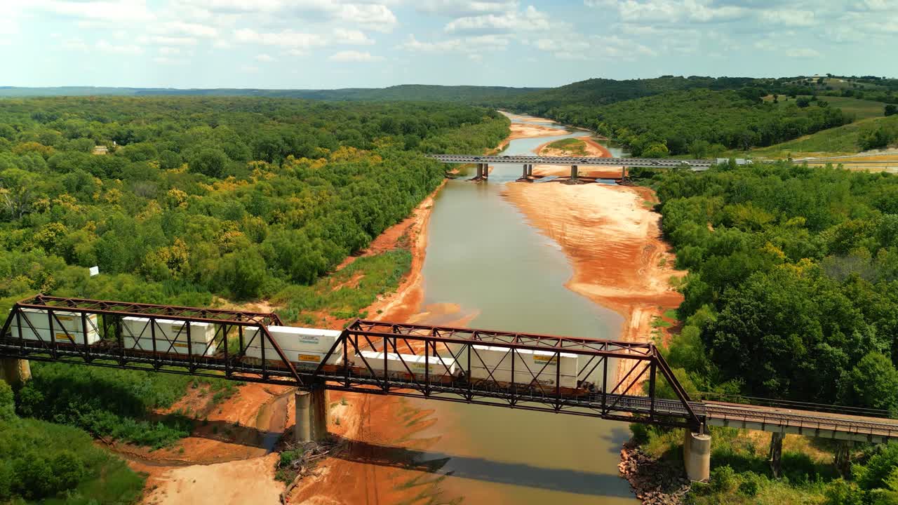 tren cruzando un puente sobre el río rojo