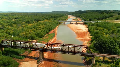 Tren-Cruzando-Un-Puente-Sobre-El-Río-Rojo