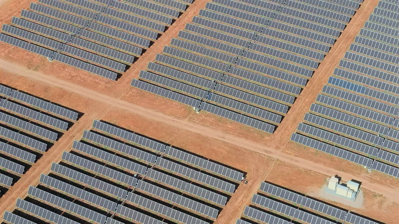 Kæmpe solcellefarm - luftoverflyvning