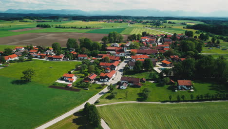 El-Campo-De-Alemania-Occidental-Con-Imágenes-Aéreas-Que-Muestran-Aldeas-Pacíficas,-Tractores-Cortados-Y-Campos-Cosechados-Bajo-Un-Cielo-Azul-Claro