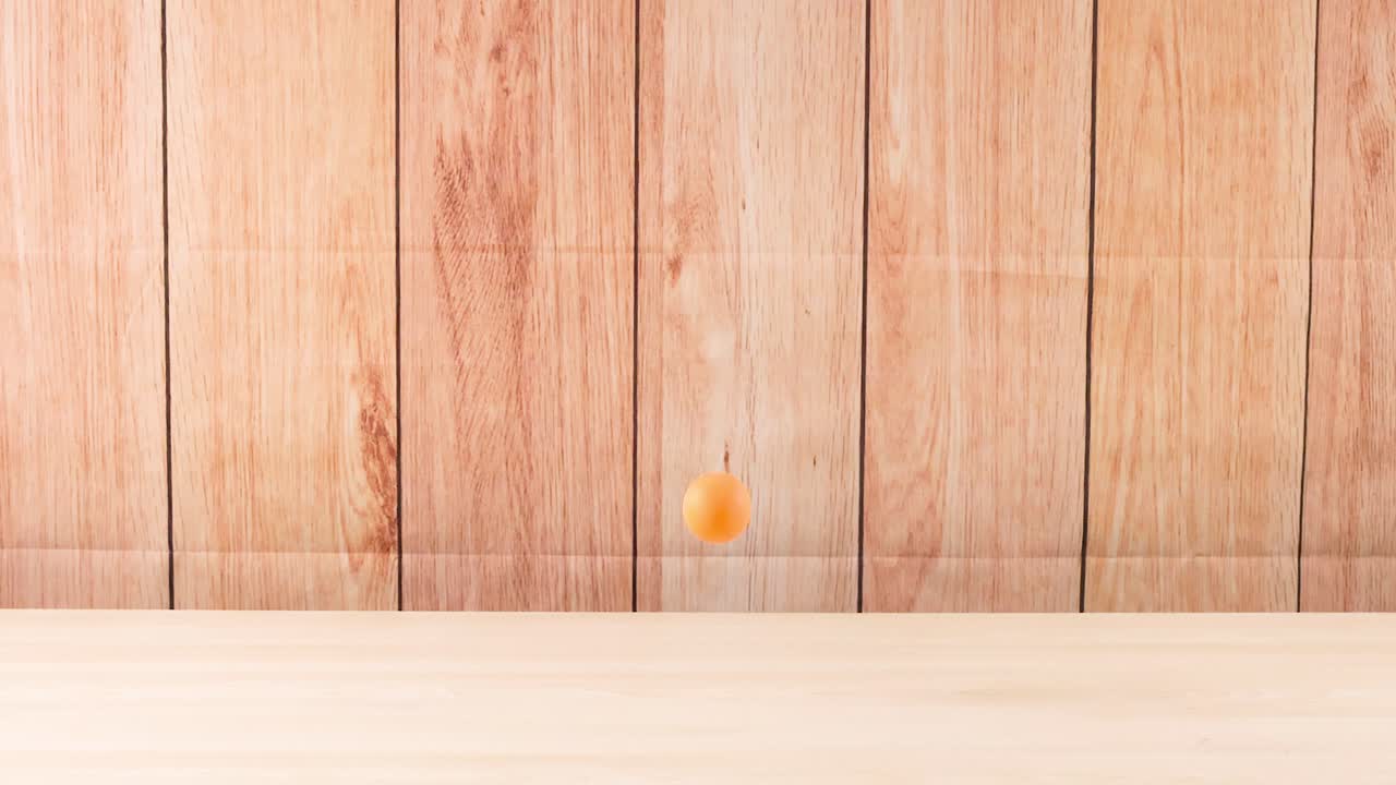 una pelota de tenis de mesa rebota en una superficie de madera