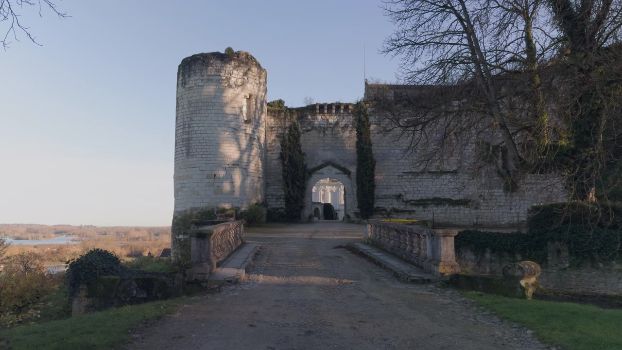 La vista del castello di Saint-Aignan evoca storia e bellezza senza tempo.