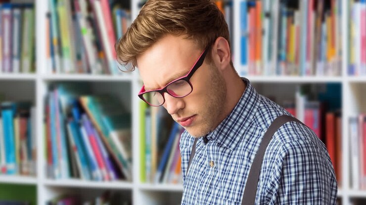 Animazione di un uomo caucasico che legge un libro in una biblioteca