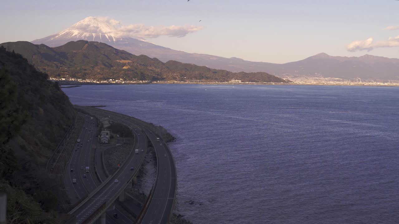 hermoso océano azul con telón de fondo de mt