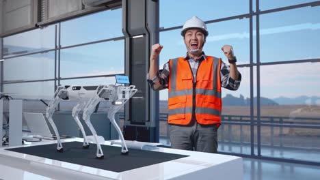 cuerpo lleno de ingeniero masculino asiático con casco de seguridad de pie y gritando meta celebrando trabajar en fábrica de alta tecnología, analizando concepto de máquina robótica