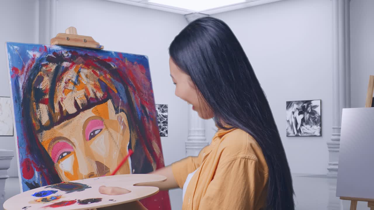 갤러리에서 추상적인 초상화를 그리는 여자