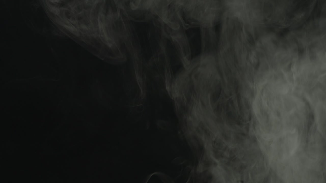 Fumo grigio atmosferico realistico su sfondo nero. Fumo bianco che sale lentamente