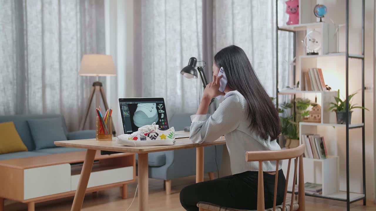 집에서 신발을 디자인하는 여자