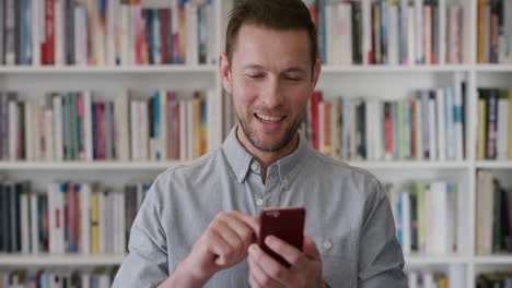 Retrato-De-Un-Joven-Apuesto-Que-Usa-Mensajes-De-Texto-Con-Teléfonos-Inteligentes-Y-Envía-Mensajes-Disfrutando-De-La-Comunicación-En-Línea-Por-Teléfono-Móvil-Sonriendo-Satisfacción