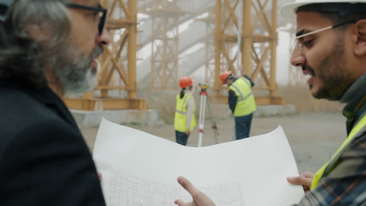 reunión en el sitio de construcción