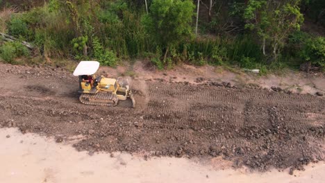 vista aérea de un tractor y una nivelación para nivelar el suelo en la construcción de una casa residencial