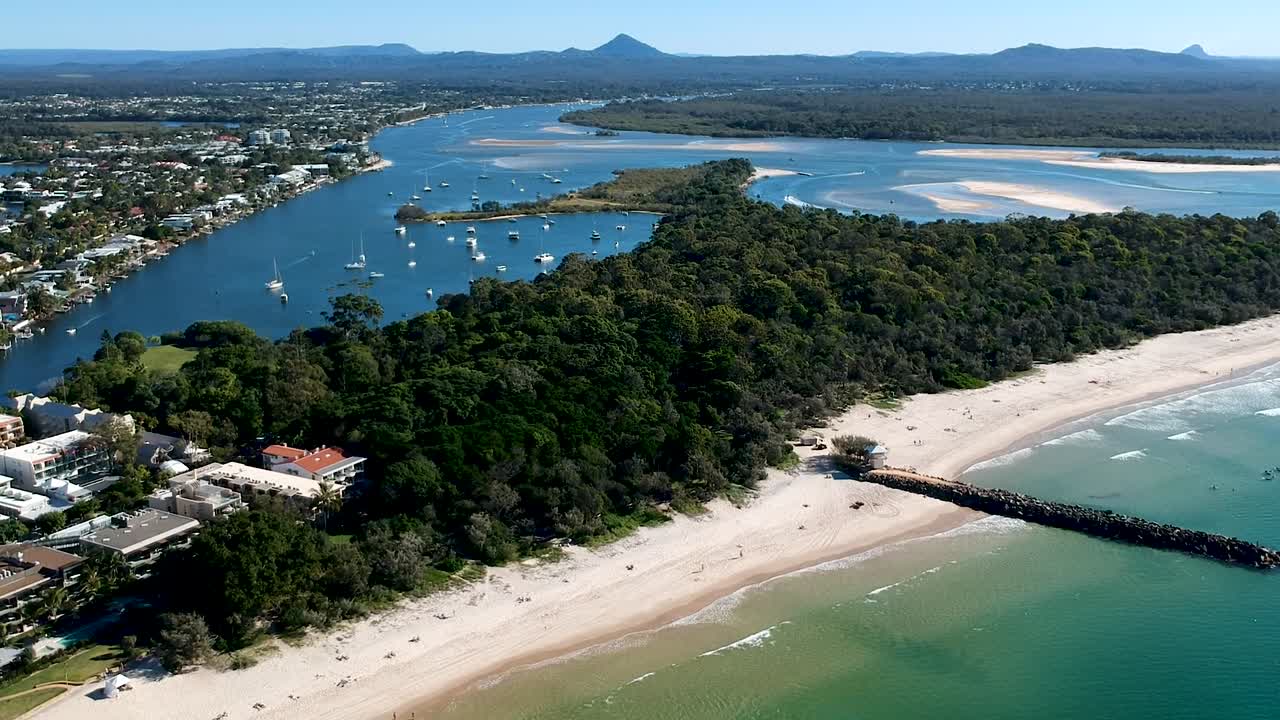 Splendida inquadratura ampia di Noosa Headland e della spiaggia principale, Noosa Heads, Queensland, Australia