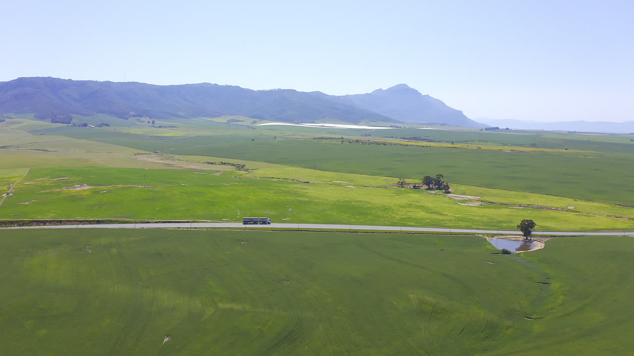 자연은 거대한 아름다움으로 가득 차 있습니다.