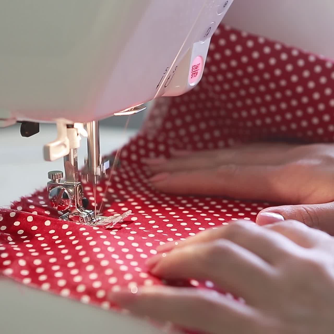 mujer cosiendo en casa