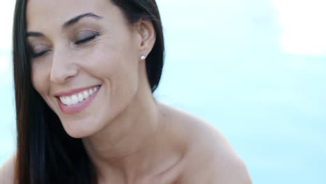 una mujer feliz y viva disfrutando del sol de verano.