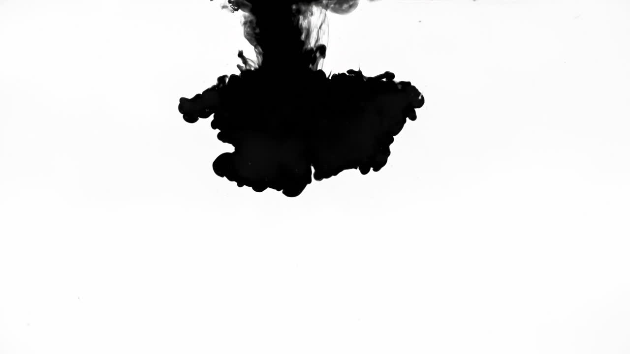 tinta en agua sobre un fondo blanco en cámara lenta