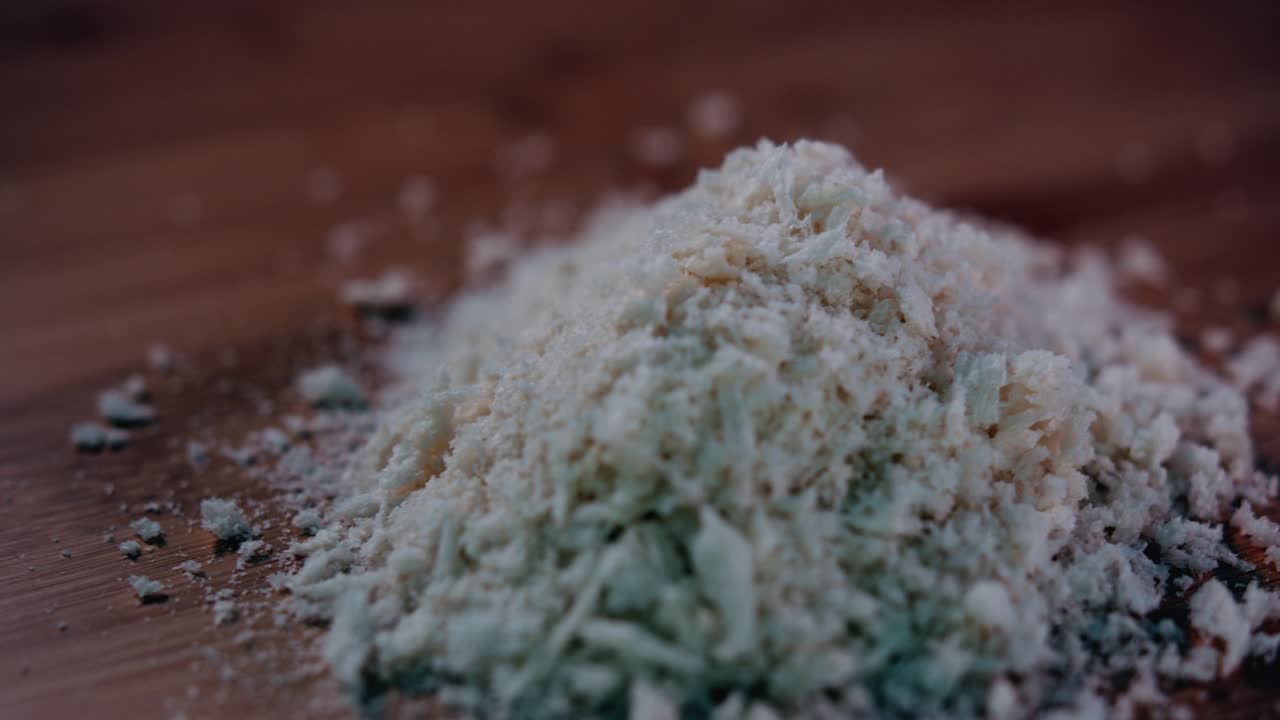 나무 표면에 어두운 빵 부스러기의 총에 내부 회전을 닫습니다