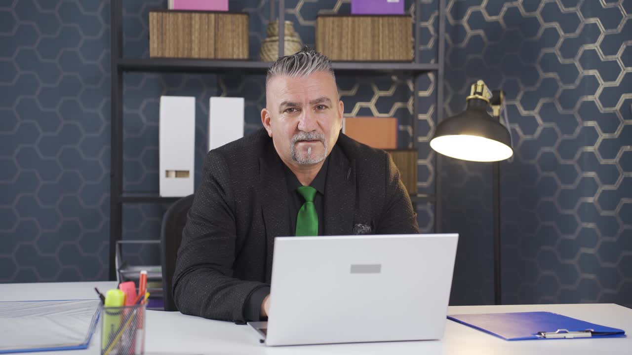 retrato de un hombre de negocios alegre.