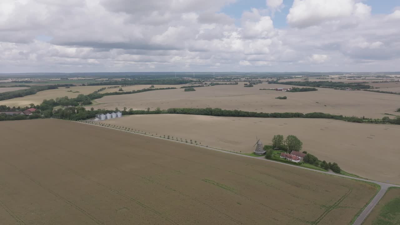 обширные равнины с сельскохозяйственной землей в облачный день