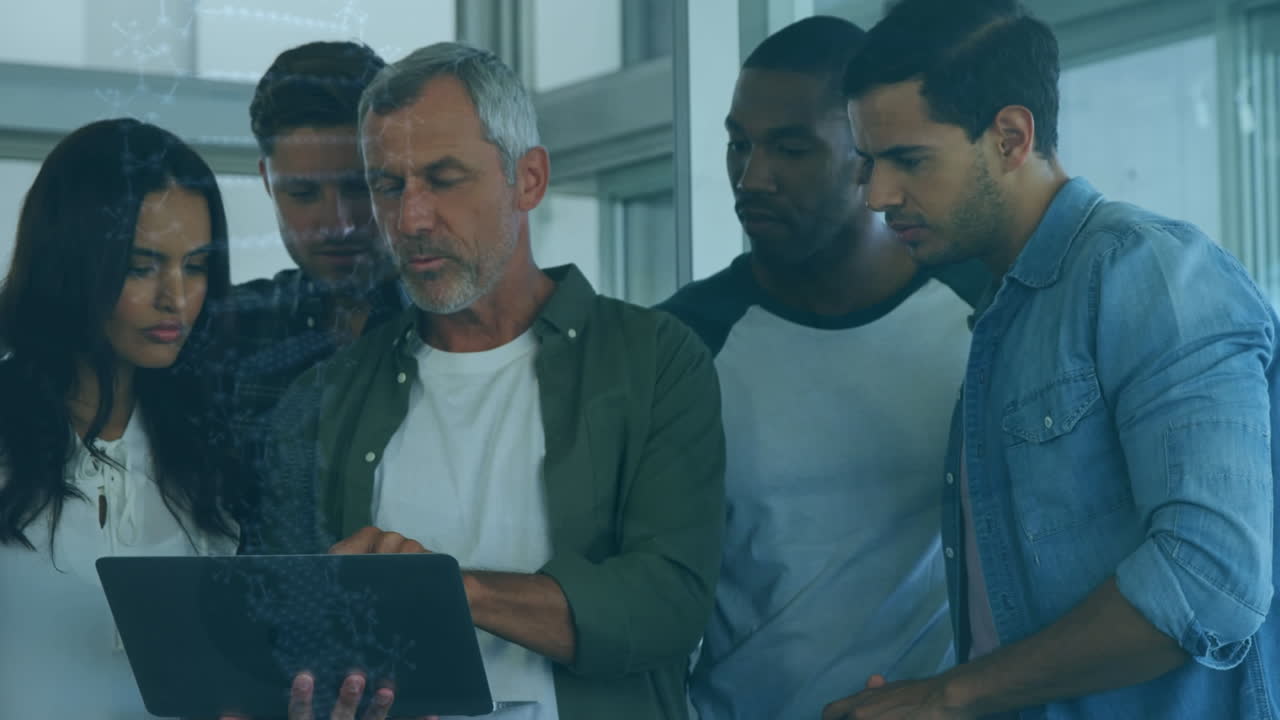 animación de datos científicos sobre diversas compañeras y compañeros de trabajo usando computadoras portátiles