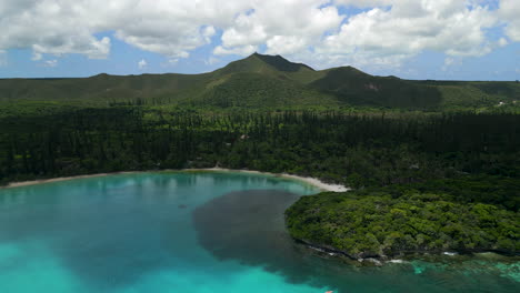 La-Laguna-En-El-Agua-Cristalina-De-La-Bahía-De-Kanumera-En-La-Isla-De-Los-Pinos---Retirar-El-Paso-Elevado-Aéreo