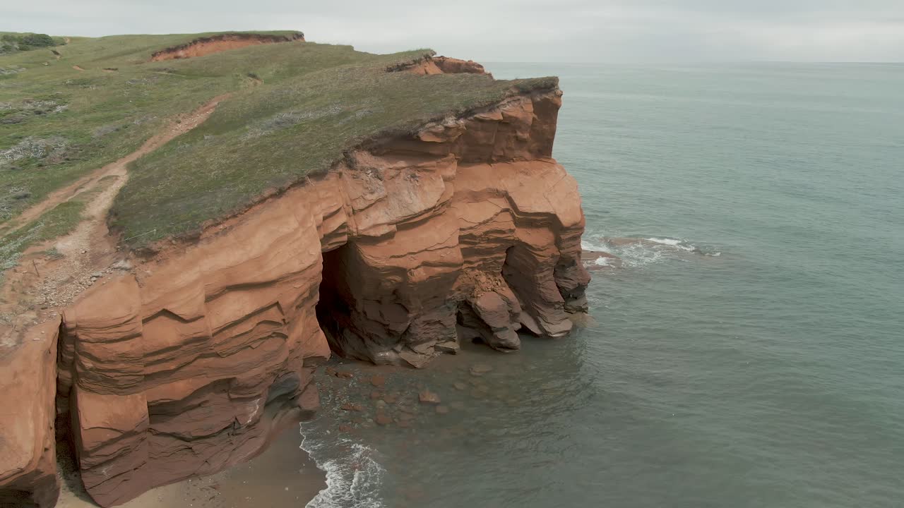 toma de órbita aérea de majestuosas formaciones rocosas costeras en las islas magdalen